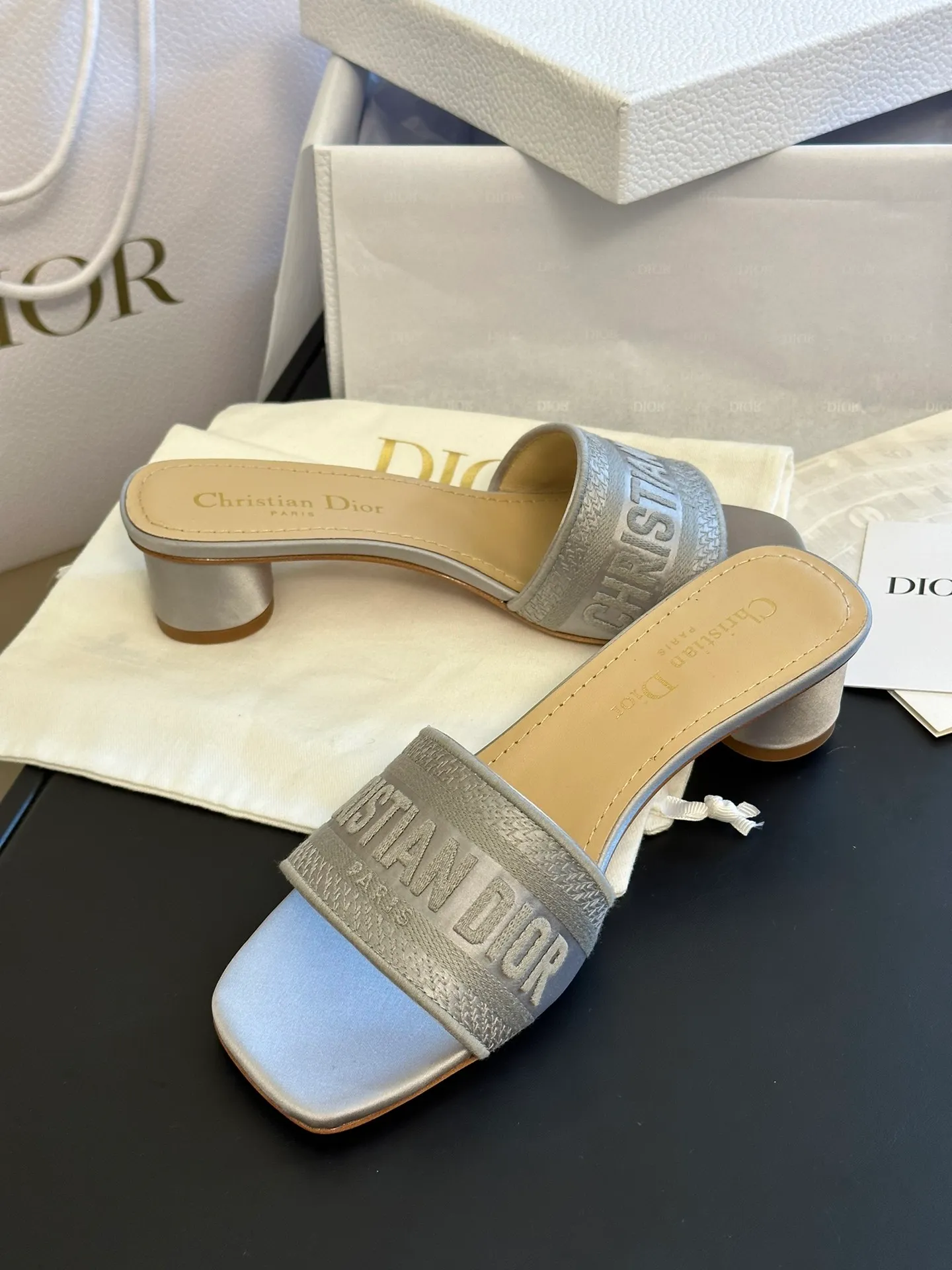 👟👟Ex-factory price 440👟👟 Dior • Dior 2025 DWAY spring and summer new one-word embroidered slippers version CD letter logo three-dimensional embroidered cylindrical heel sandals Square toe thick heel jelly color open-toe slippers Upper: Original consistent high-temperature water-soluble cotton electro-embroidery technology silk fabric Lining: Water-dyed sheepskin lining Outsole: Italian leather outsole Heel height: 3.5CM Number of yards: 35-40